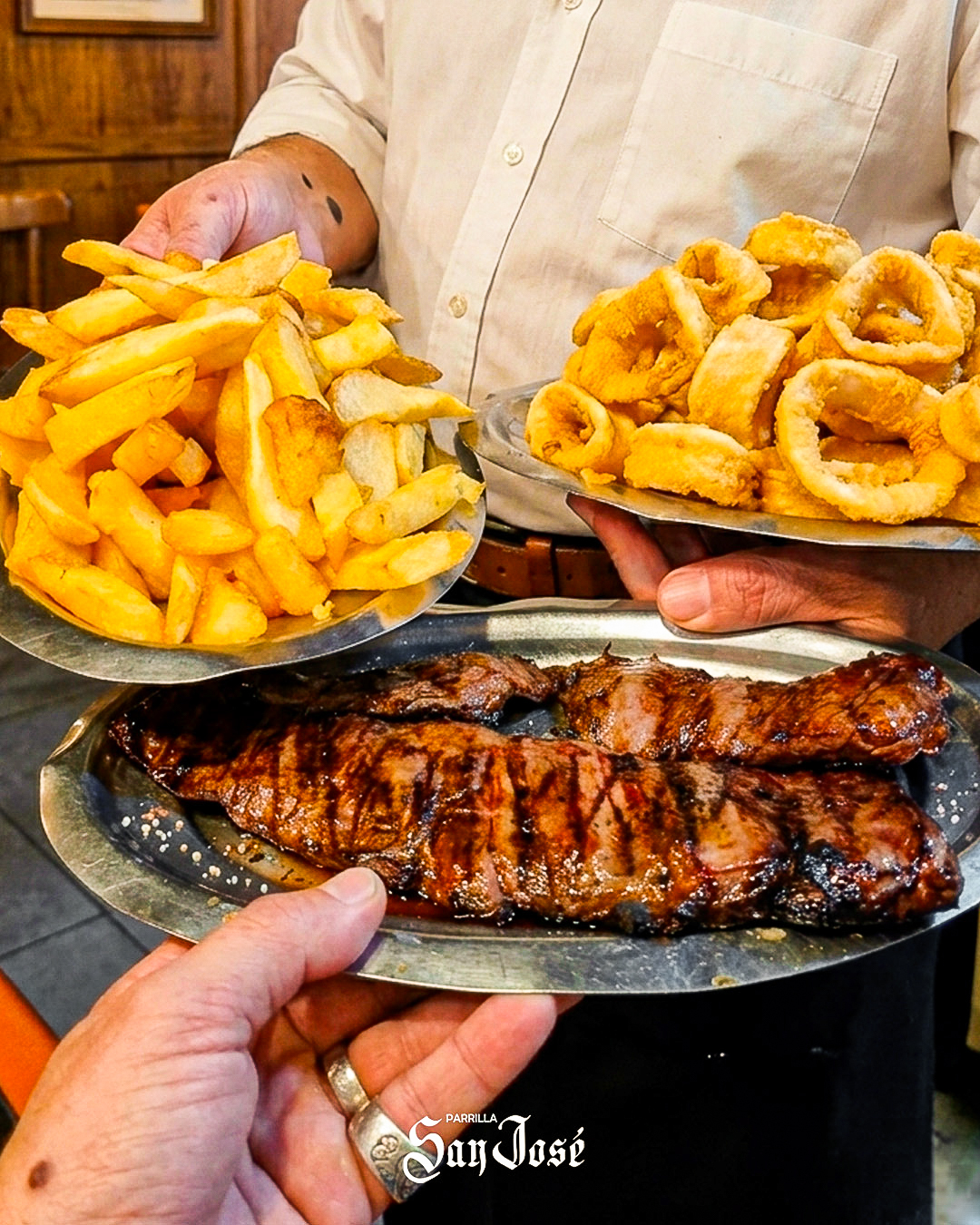 Plato de la parrilla con papas fritas