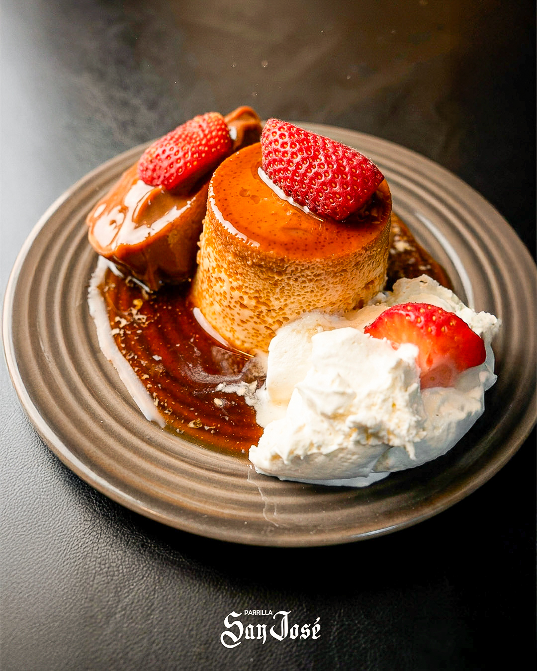 Flan casero con dulce de leche y crema