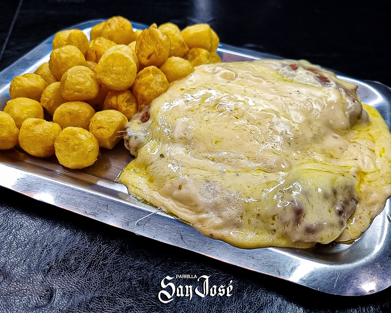 Milanesa napolitana con papas fritas, plato de Parrilla San José