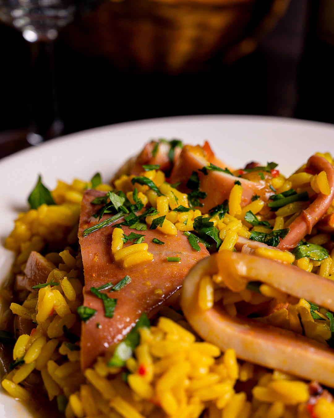 Paella de la casa para compartir en la mesa