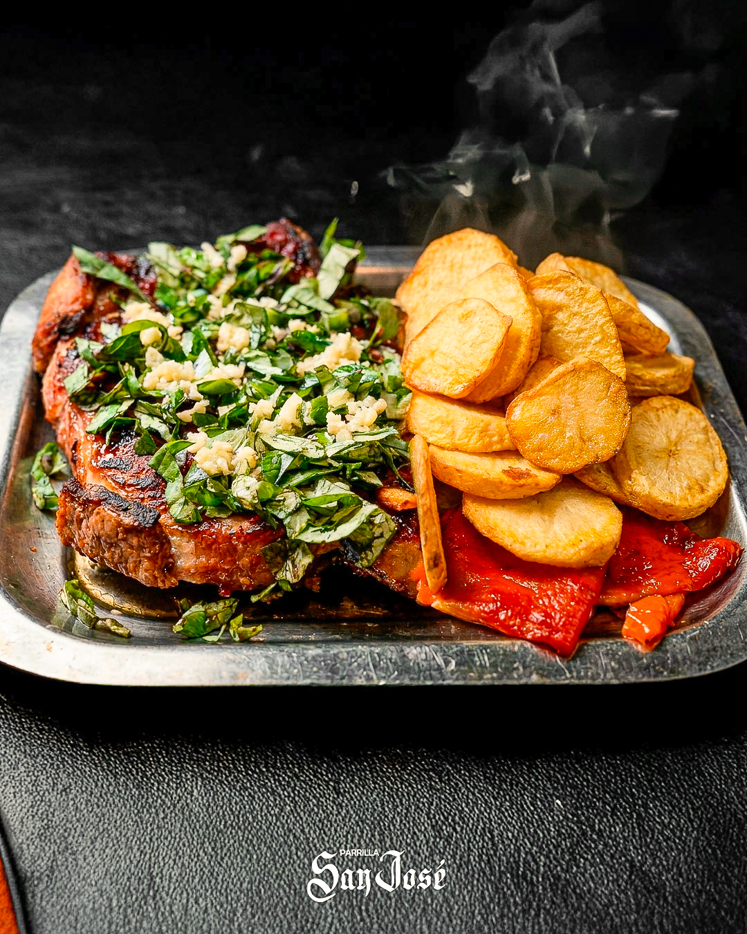 Tabla de la parrilla con provoleta y guarnición